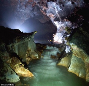 Son Doong Cave, Goa Terbesar di Dunia panjangnya 5 km tinggi 200 m lebar 150 m