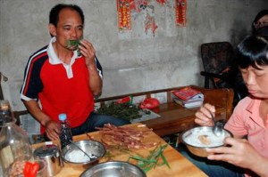 Ketika keluarganya makan nasi dan lauk pauk, Li Sanju hanya makan rumput dan dedaunan