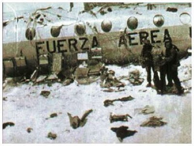 pesawat carteran Uruguay Air Force Flight 571 yang membawa 45 orang penumpang, termasuk di dalamnya tim rugby dan keluarganya, di pegunungan Chili, Andes, 13 Oktober 1972. 