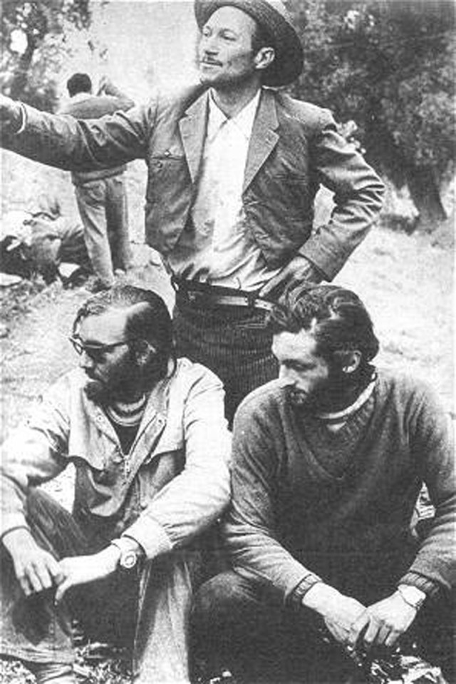 Nando Parrado, Roberto Canessa dan Sergio Katalan (berdiri di belakang: penduduk yang menolong mereka)