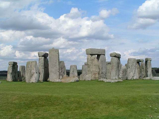Stonehenge merupakan ‘penghubung’ atau jalan ke dimensi lain,  
<br />termasuk ke ‘dunia’ alien. Stonehenge  menjadi tempat ‘lalu lintas’ UFO 
<br /> ke bumi.