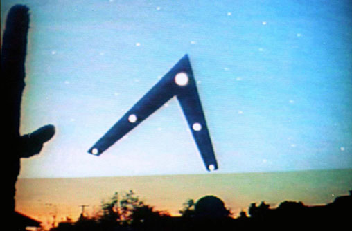 saksi mata ini menyebut mereka melihat pesawat berformasi segitiga   atau â€œVâ€ terbang di atas kota Phoenix, Arizona, pada malam 13 Maret   1997