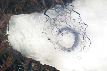 Lingkaran Misterius Lempengan Es Di Danau Tertua Sedunia