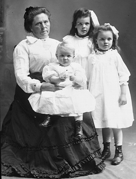 Belle Gunness dan ketiga anaknya yang juga dibunuhnya